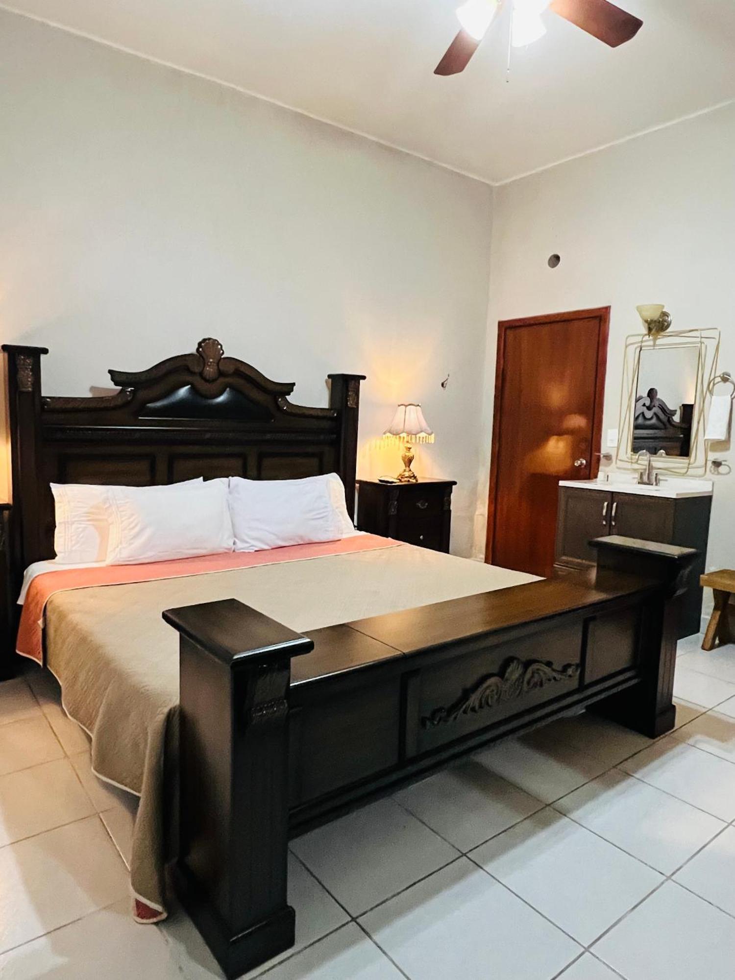Hosteria Casa Marquez León Eksteriør bilde